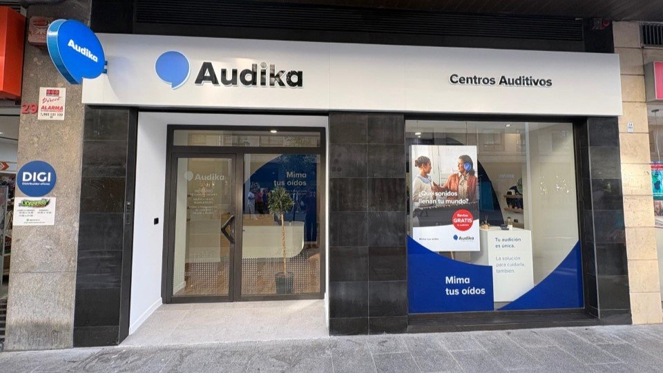 Fachada del centro auditivo Audika en Getxo, Bizkaia