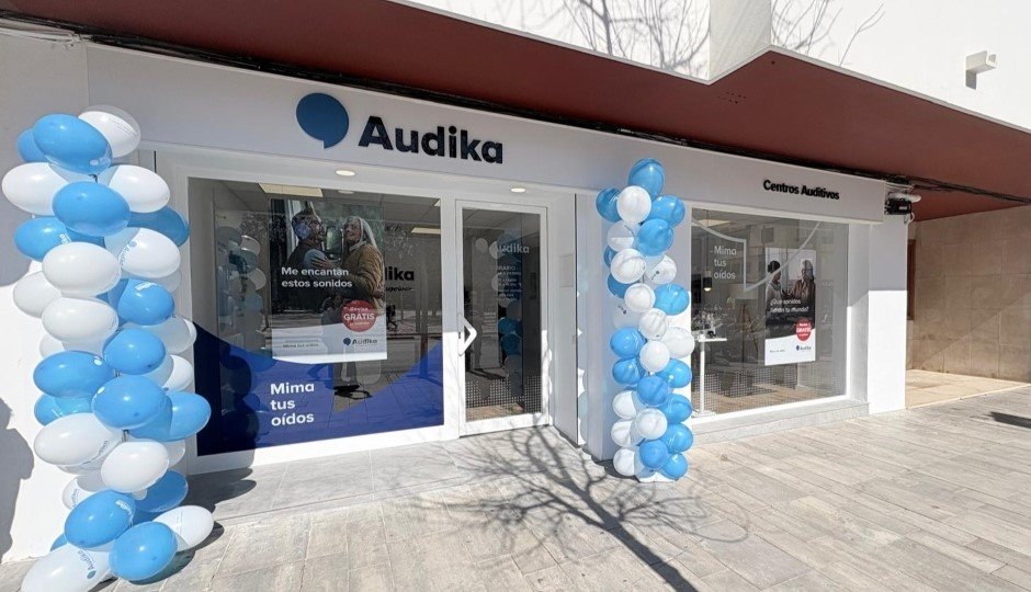 Fachada del centro auditivo Audika en Ibiza, Islas Baleares