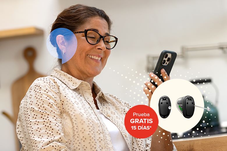 Una mujer mira el móvil, en la imagen se muestran unos audífonos junto a la promoción de 