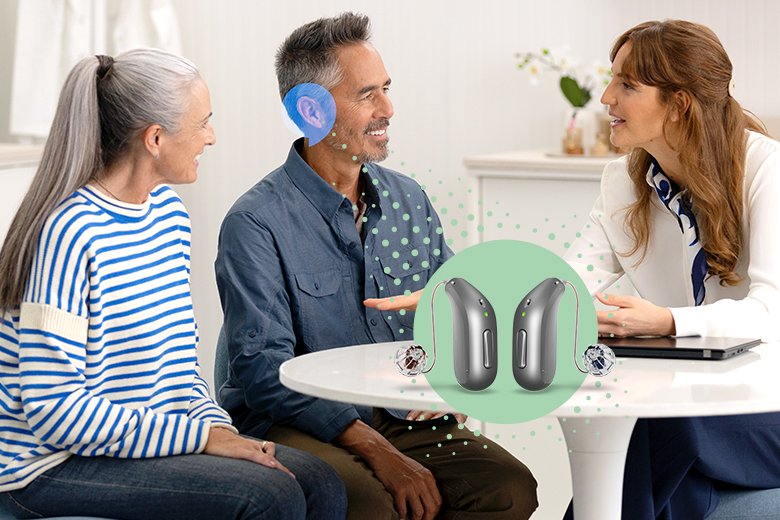 pareja senior hablando con audioprotesista en Audika centros auditivos