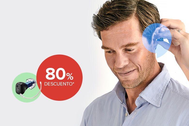 hombre probando los nuevos audífonos con descuento