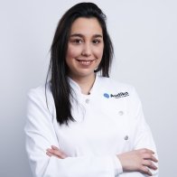 audioprotesista Elisa Marqués con uniforme blanco de una clínica auditiva