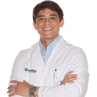 Audioprotesista en Audika Urquinaona Nick Brayan, especialista en cuidado auditivo.