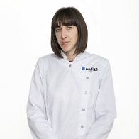 Audioprotesista en Ferrol Ana Gómez con uniforme blanco del centro Audisón