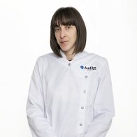 Audioprotesista en Ferrol Ana Gómez con uniforme blanco del centro Audisón