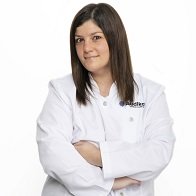 Audioprotesista en Ferrol Marta Filgueira con bata blanca