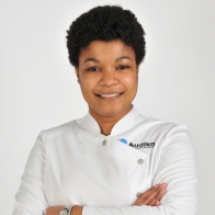 audioprotesista profesional de Audika con uniforme blanco