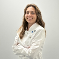 audioprotesista Esther Jiménez de Audika con uniforme blanco