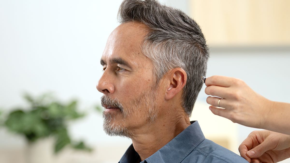 hombre en una consulta para ponerse audífonos