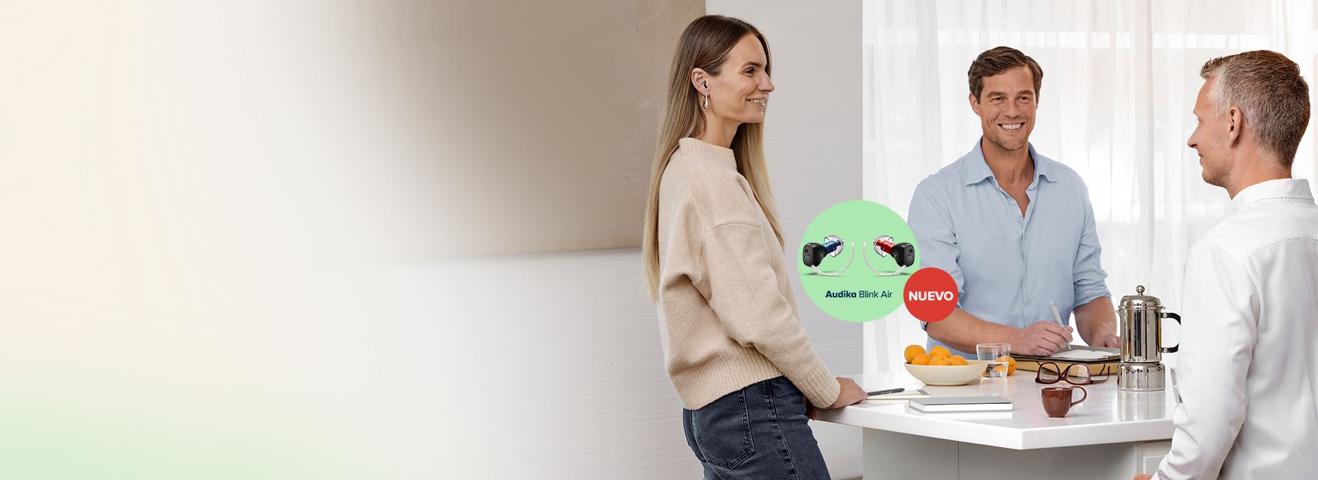 Tres personas conversan con muestras de felicidad, se muestra sobreimpreso el Audika Blink Air