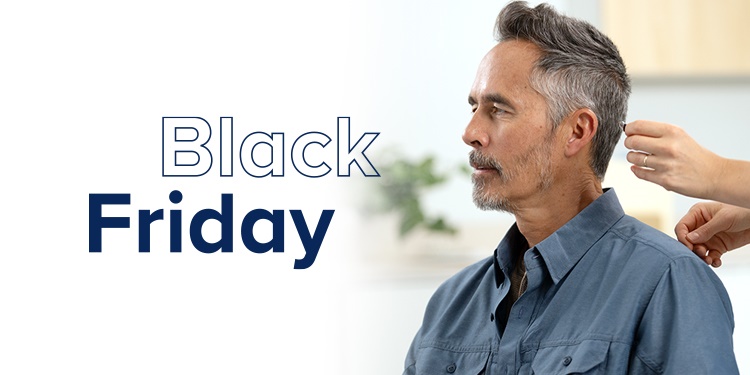 Un hombre está sentado mientras le adaptan unos audífonos, mostrando el texto Black Friday en la imagen