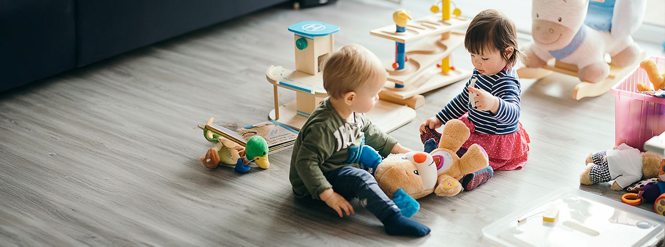 niños con pérdida auditiva jugando