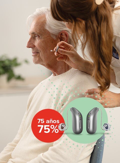audioprotesista poniendo un audífono a un hombre senior. Se ve la promoción tu edad igual a porcentaje de descuento