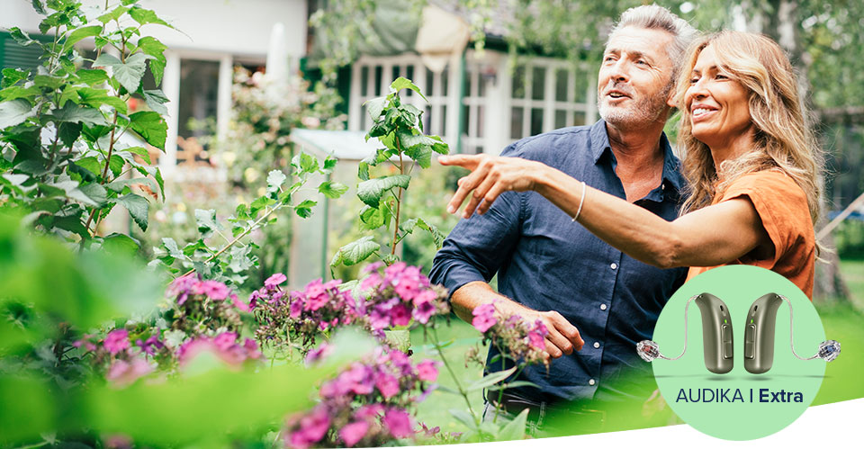 una pareja disfrutando del jardín gracias a los audífonos Audika Extra
