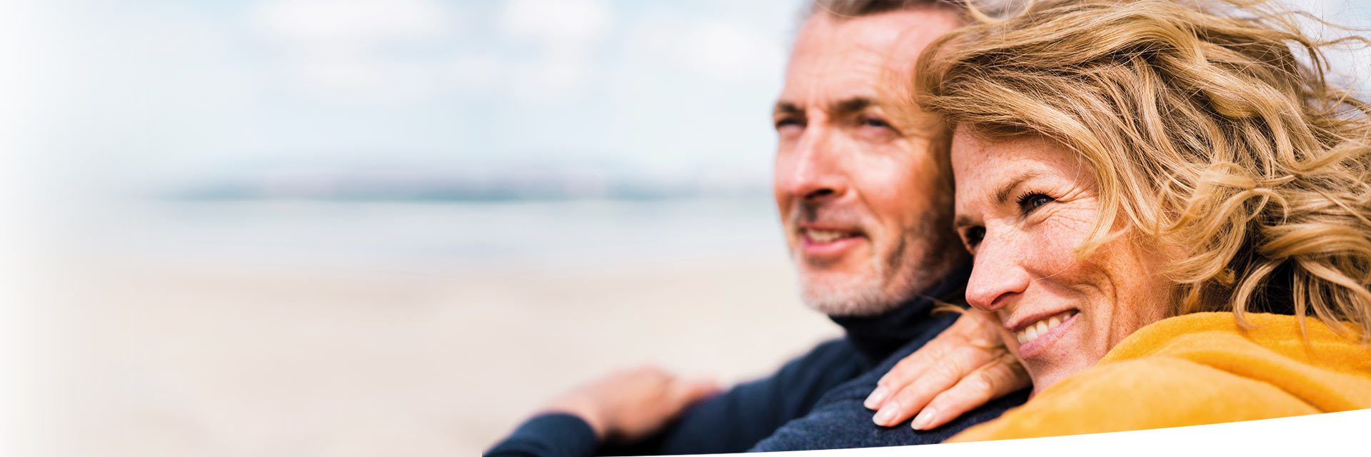 Una pareja disfrutando de sonidos claros mientras están juntos al aire libre.