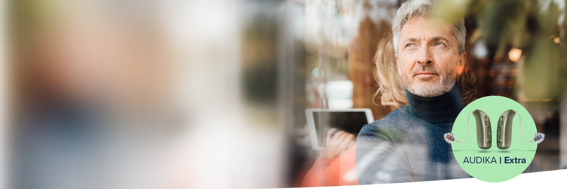 hombre-usando-audífonos-audika-extra