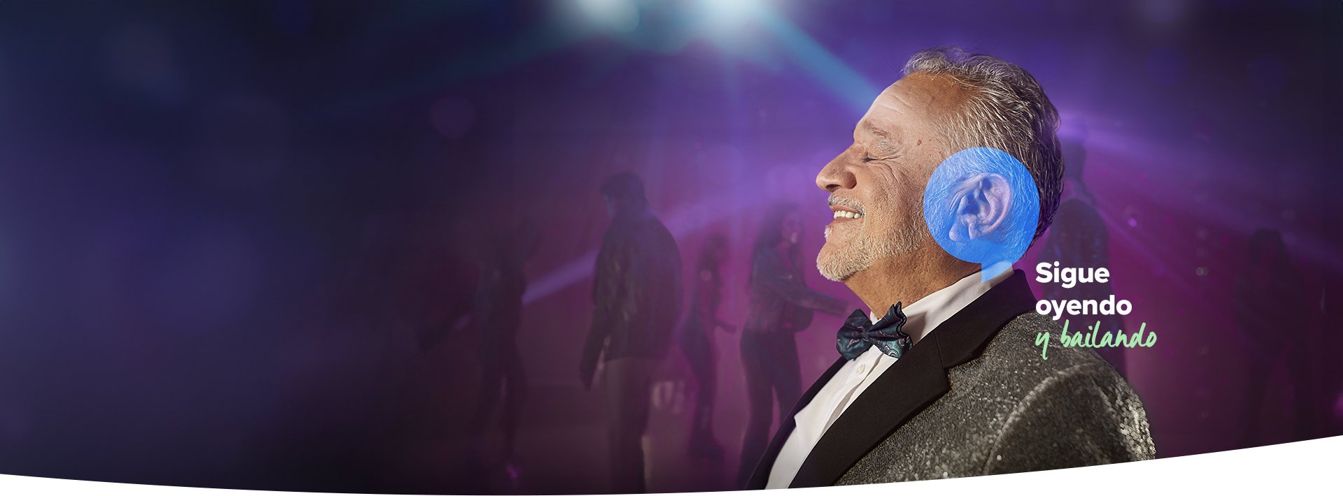 hombre mayor bailando con audífonos invisibles en una pista iluminada