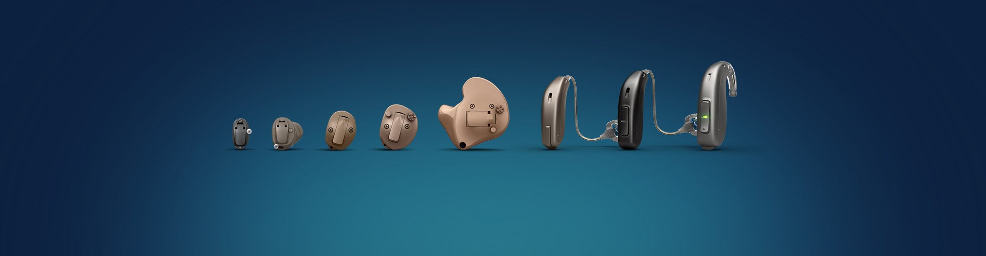 Audífonos de diferentes tamaños y estilos alineados de menor a mayor: intraauriculares y retroauriculares, colocados sobre un fondo azul oscuro, representando opciones en tecnología auditiva avanzada. No incluye texto visible.