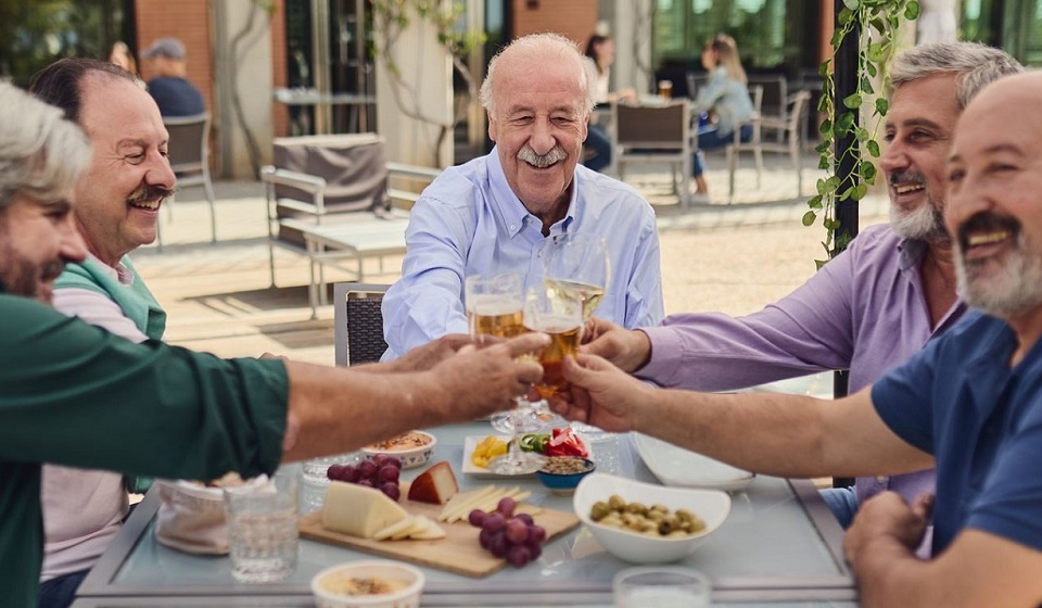 Vicente del Bosque brindando con sus amigos por Audika