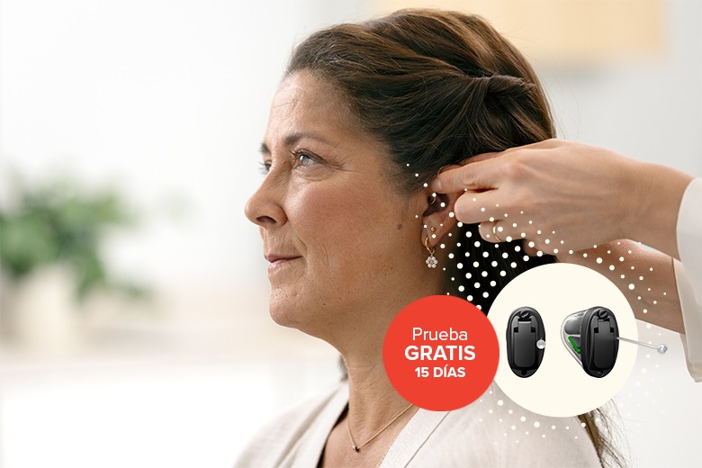 mujer de perfil durante adaptación audifonos. Destaque audifonos invisibles y prueba 15 dias gratis