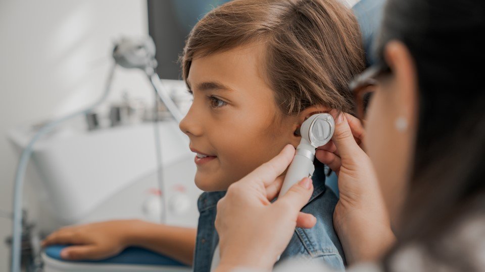 niño en centro auditivo especializado en audición haciendo revisión auditiva