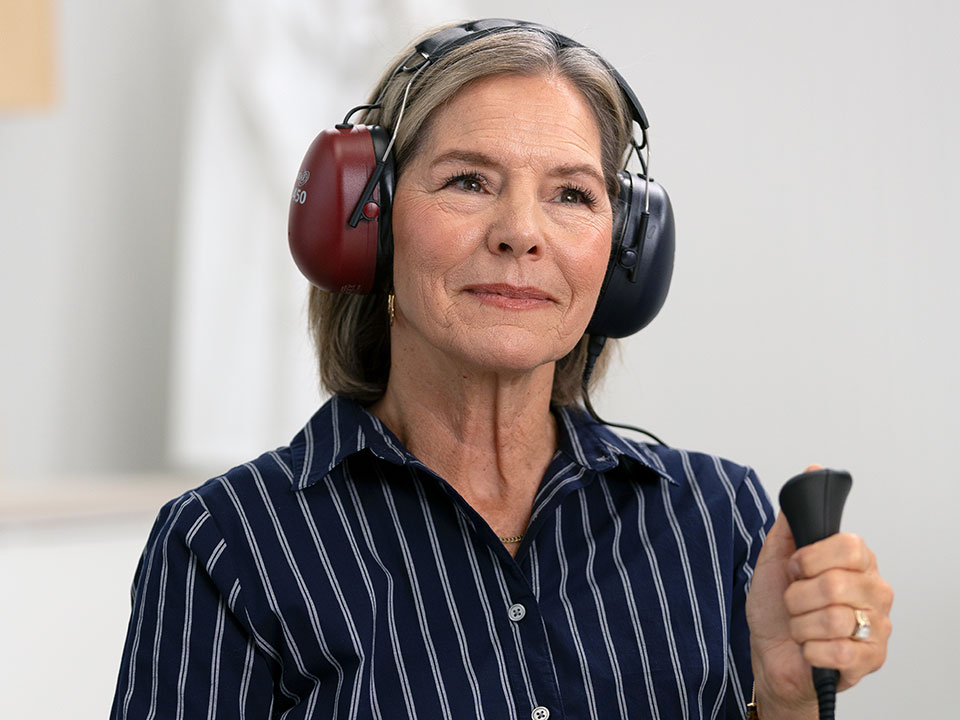 prueba de audición con auriculares especializados