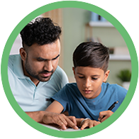 padre ayudando a su hijo a completar tareas escolares