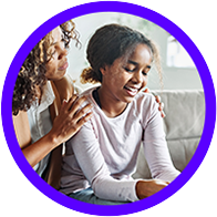 madre consolando a su hija en el sofá