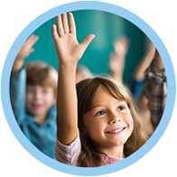 niña con audífonos levantando la mano en clase