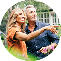 Audika-Extra-pareja-jardin