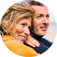 Pareja abrazada disfrutando de un día en la playa.