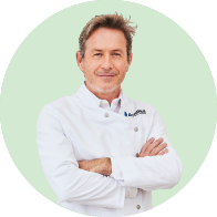 Imagen de un especialista en audífonos