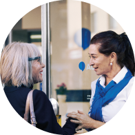 audioprotesista Audika ayuda a cliente