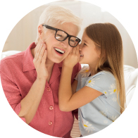 La imagen muestra una mujer con la mano cerca del oído