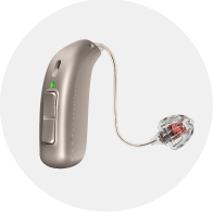 Audífono moderno con diseño discreto y auricular intracanal conectado por un cable delgado.