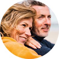 Pareja abrazada disfrutando de un día en la playa.