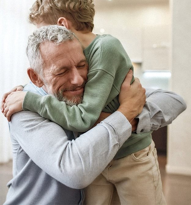 hombre abrazando a un niño de forma cariñosa
