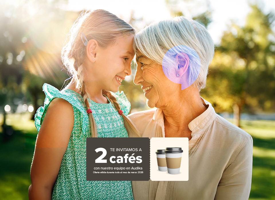 Una persona mayor haciéndole una muestra de cariño a otra más joven, se muestran el texto 