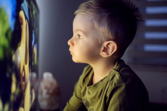 niño mirando la tele muy cerca porque no escucha