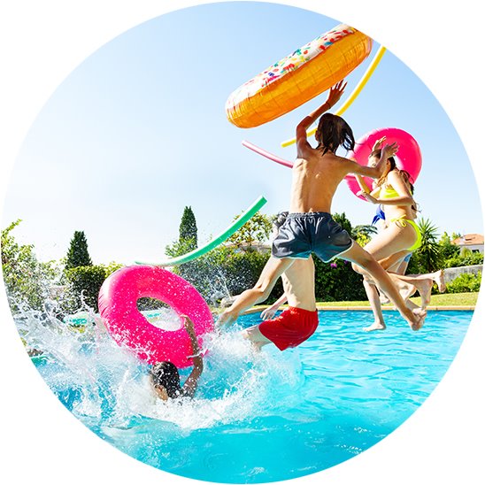 niños con tapones de baño audika jugando en la piscina