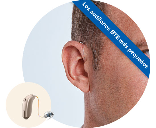 Un audífono BTE discreto se ajusta detrás de la oreja de un hombre en un fondo claro; texto: ’Los audífonos BTE más pequeños.’ Inserto muestra el dispositivo en detalle.