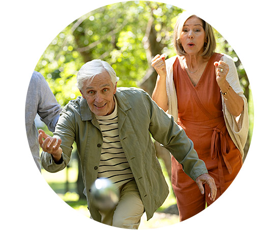 amigos jugando petanca