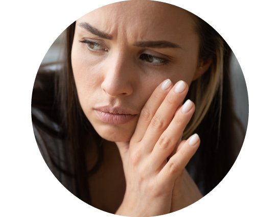 Mujer pensativa con las manos juntas, resaltando un momento de reflexión.