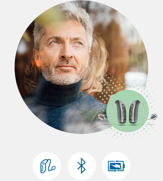 hombre usando audífonos recargables Audika Extra con conectividad Bluetooth