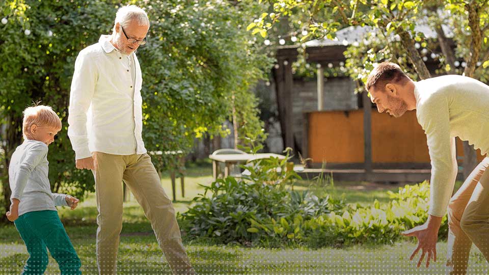 Une famille s'amuse dans un jardin