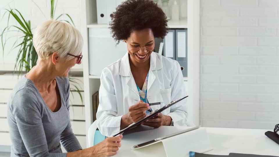 audioprothésiste conseillant une patiente sur le choix d'aides auditives adaptées