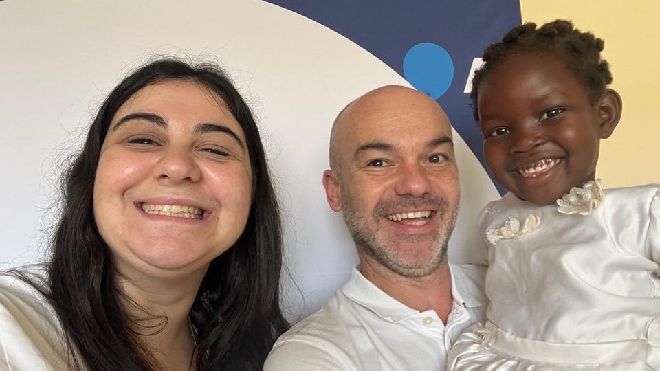 Deux audioprothésistes avec un enfant appareillé en mission humanitaire au Cameroun