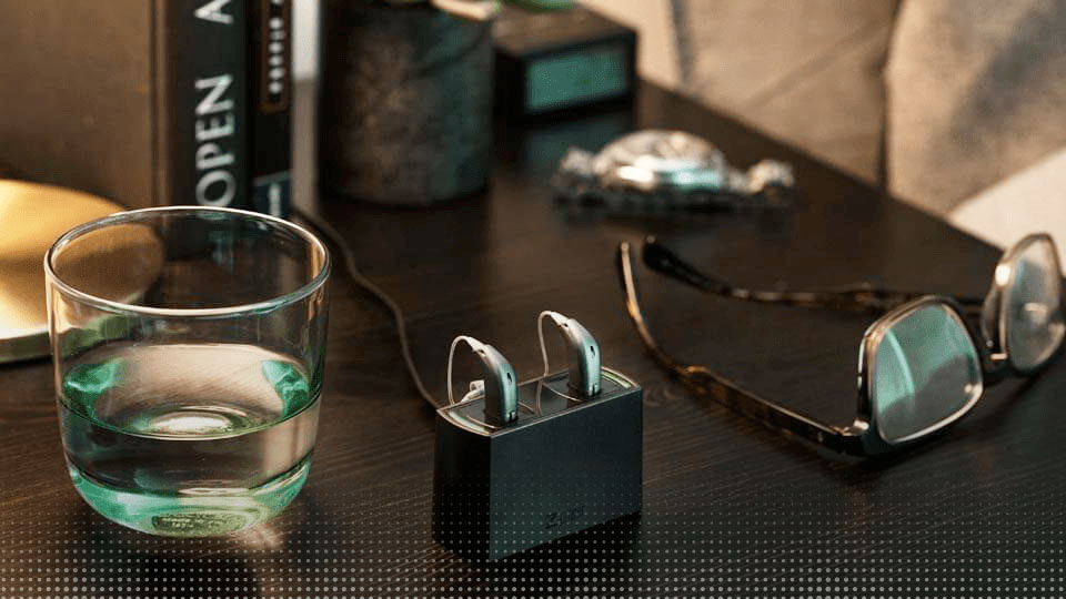 Appareils auditifs en train de recharger