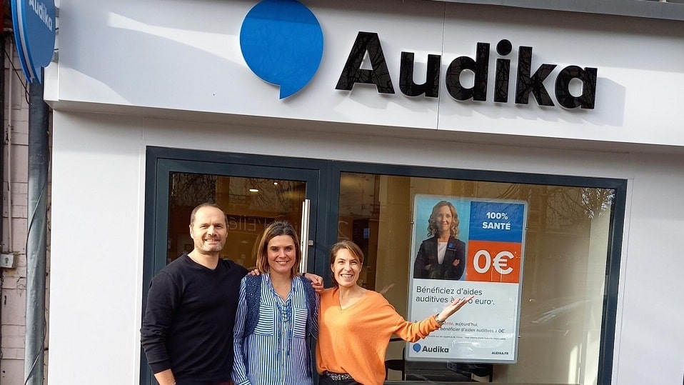 Equipe Audika Chelles devant le nouveau centre Audika