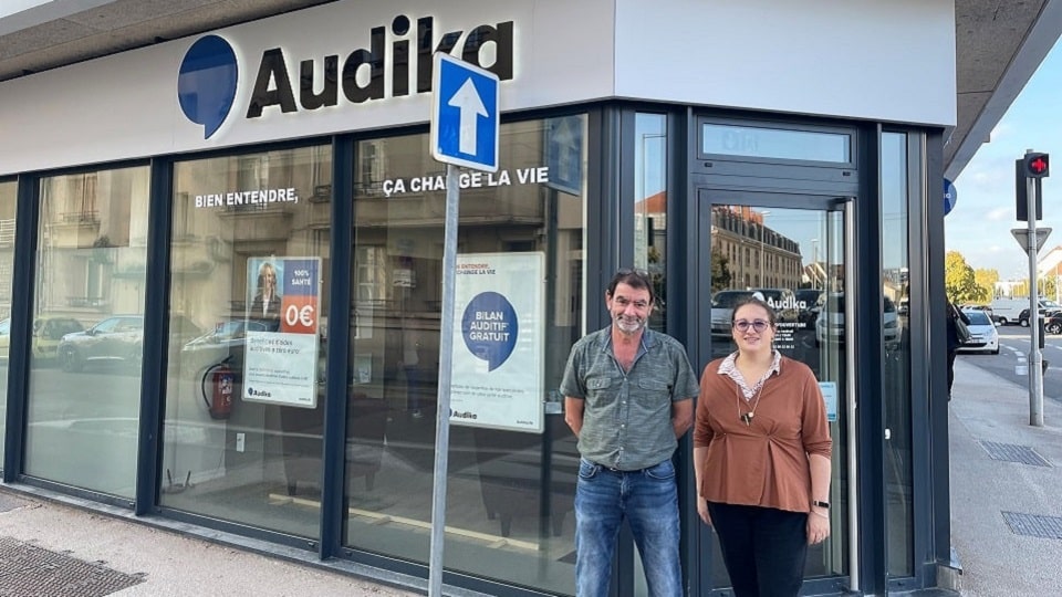 Les équipes Audika devant le centre auditif de Dijon